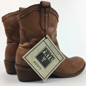 Frye Carson short boots size 5.5